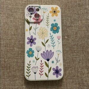 iPhone 14 Plus Case Cream w Flowers
See description for compatible iPhones 
NWOT